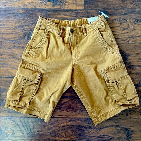 GAP Tan Cargo Shorts with comfy Waistband and Knee-Length Design - Picture 1 of 5